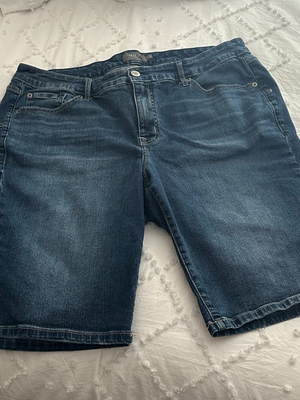 Torrid Denim Bermuda Shorts Size 20 Plus Stretch Mid Rise Medium Wash